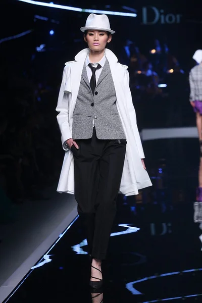 Look 3
